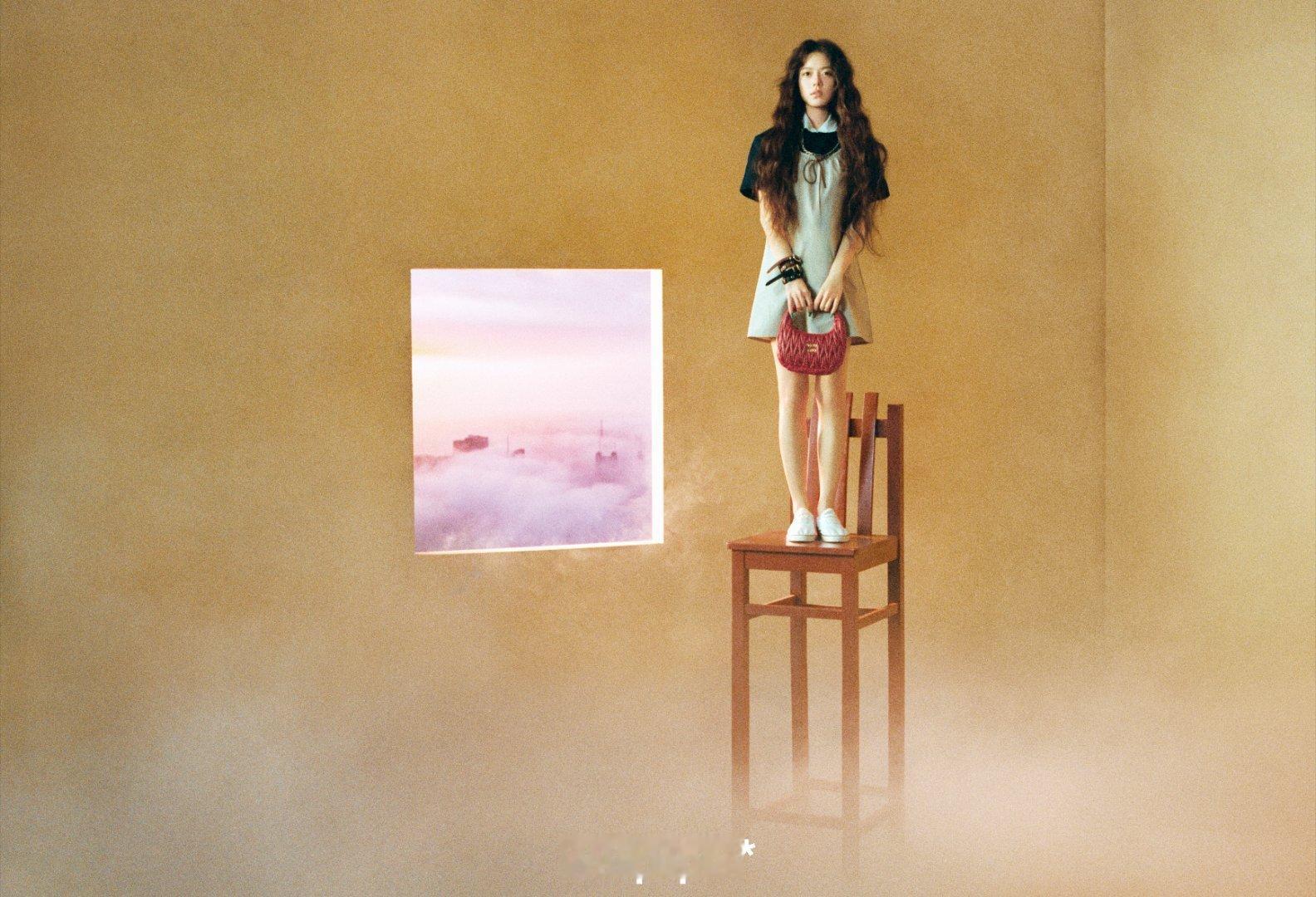  赵今麦Wallpaper中文版四月刊封面，以自然意象碰撞先锋造型，在复古光影里