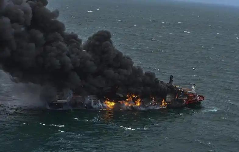 胡塞武装在也门摩卡港，给沙特海军上演了一场教科书式的海上打击。

停泊在此的五艘