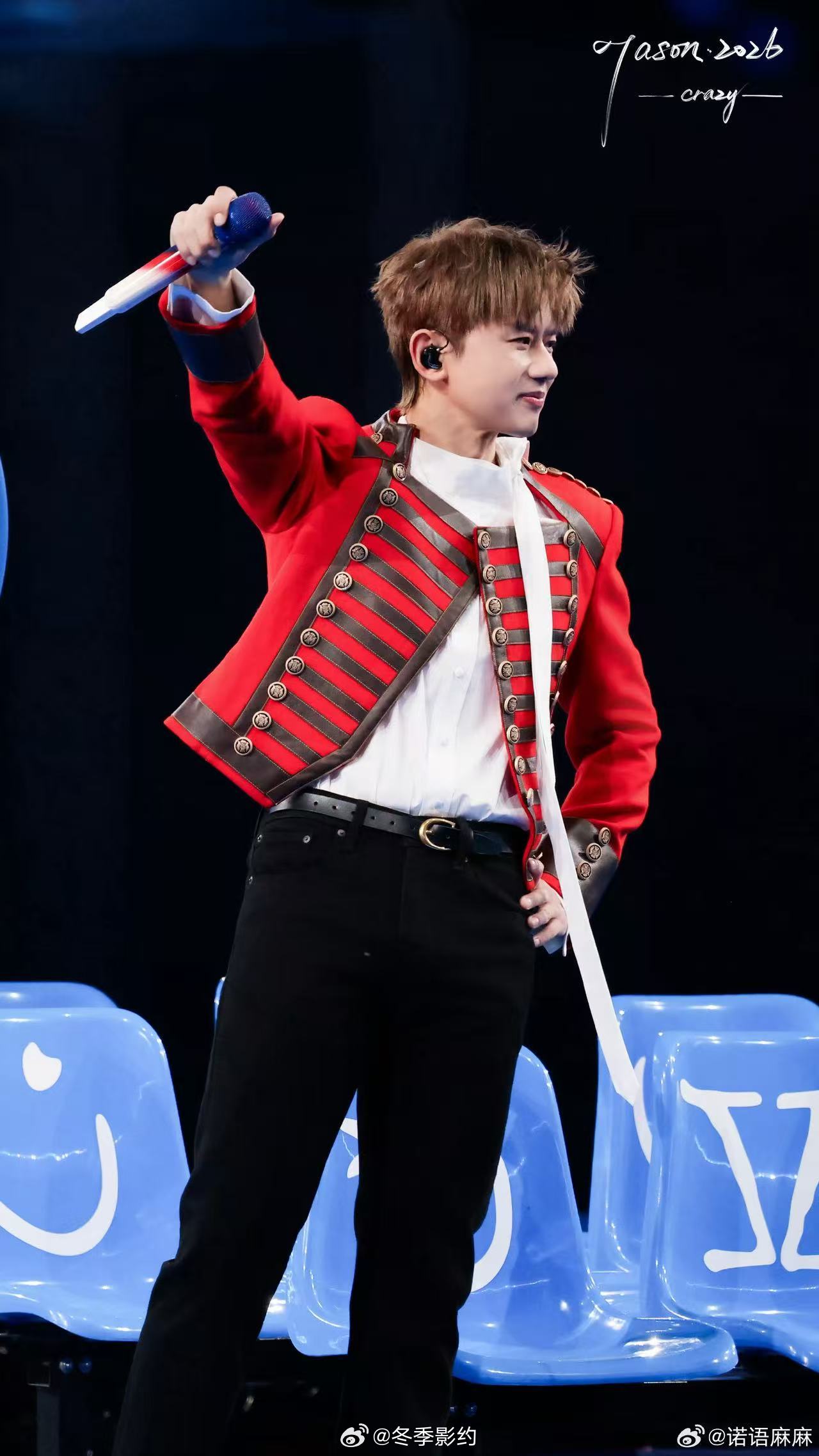 张杰和粉丝对唱看月亮爬上来 他开口唱看月亮爬上来，全场自动接下一句，这默契这氛围