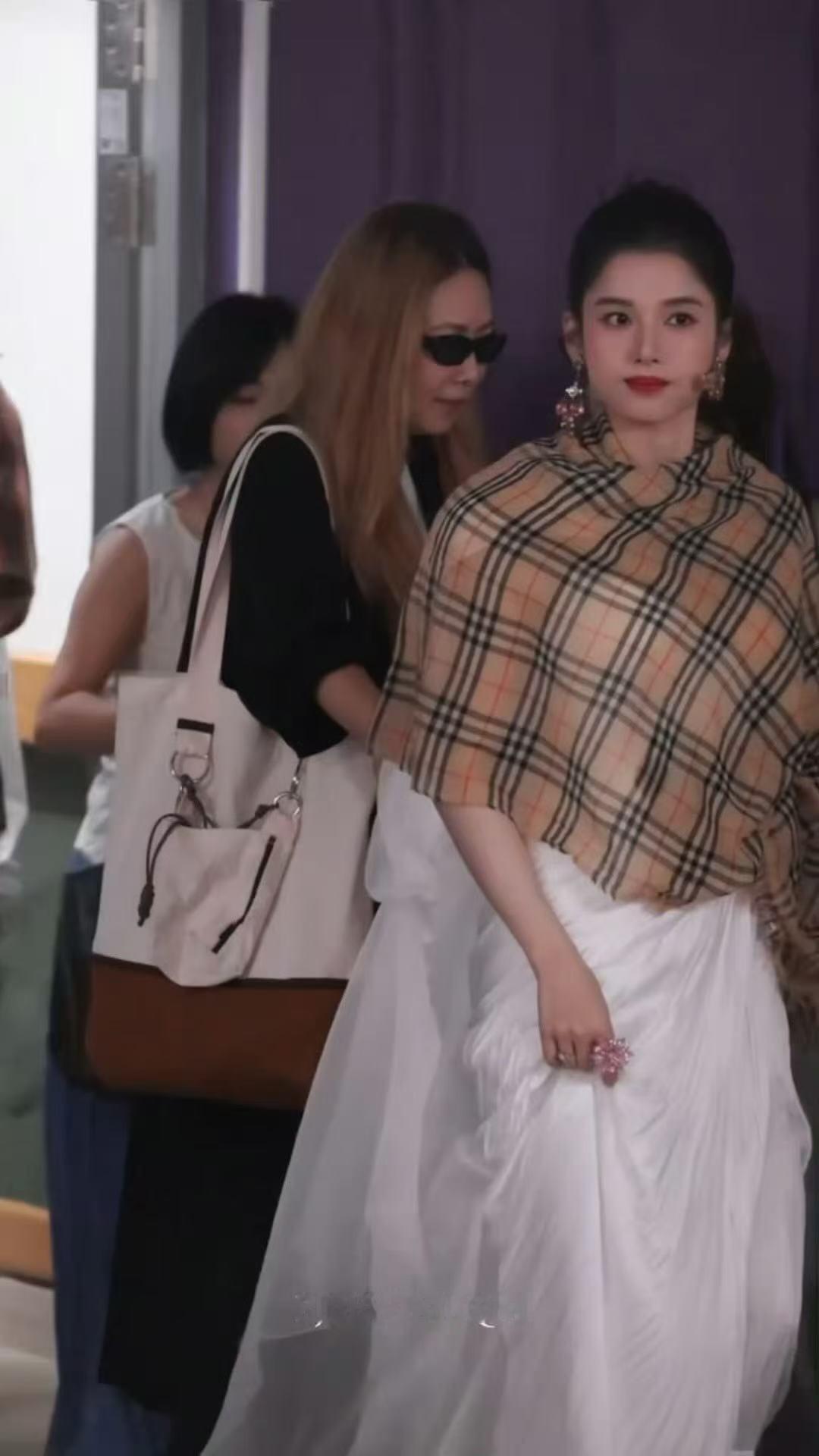 张婧仪白色长裙披肩造型 ​​​好美的公主～张婧仪真的太适合大光明造型了，搭配白色