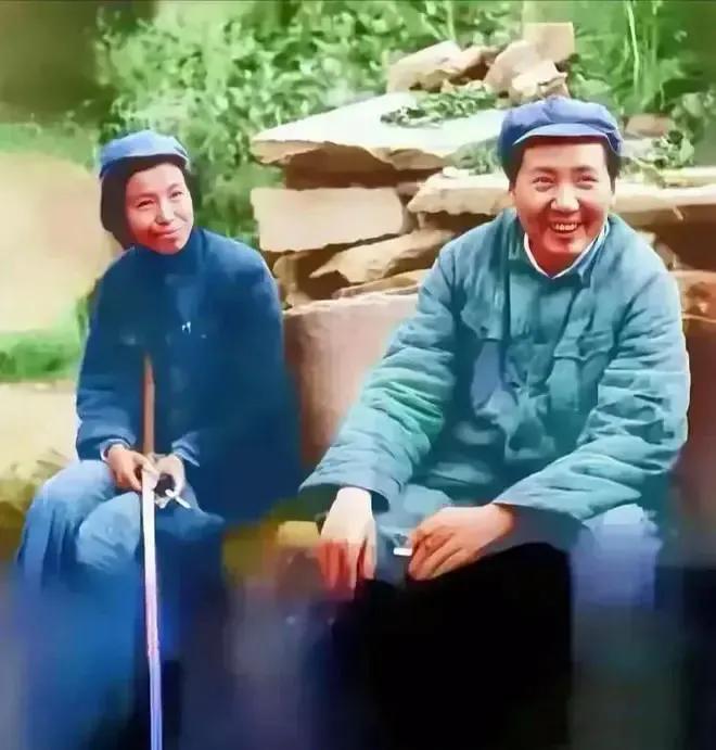 🙏请停留几秒，为伟人点个赞送朵花💐
《毛主席转战陕北的光辉》
在历史的长河中