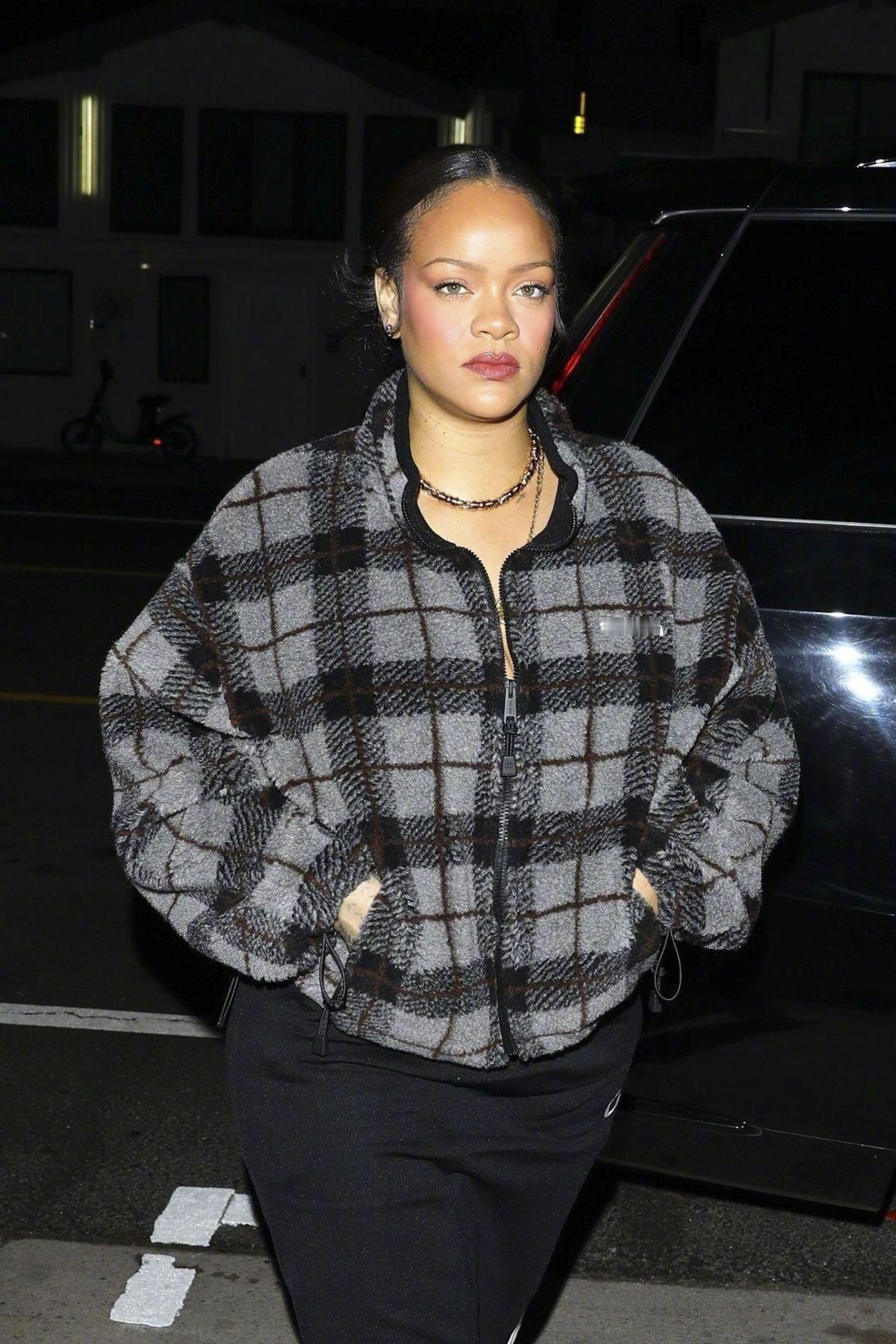 三胎辣妈蕾哈娜 又现身圣莫尼卡的自家后食堂-Giorgio Baldi餐厅了，身