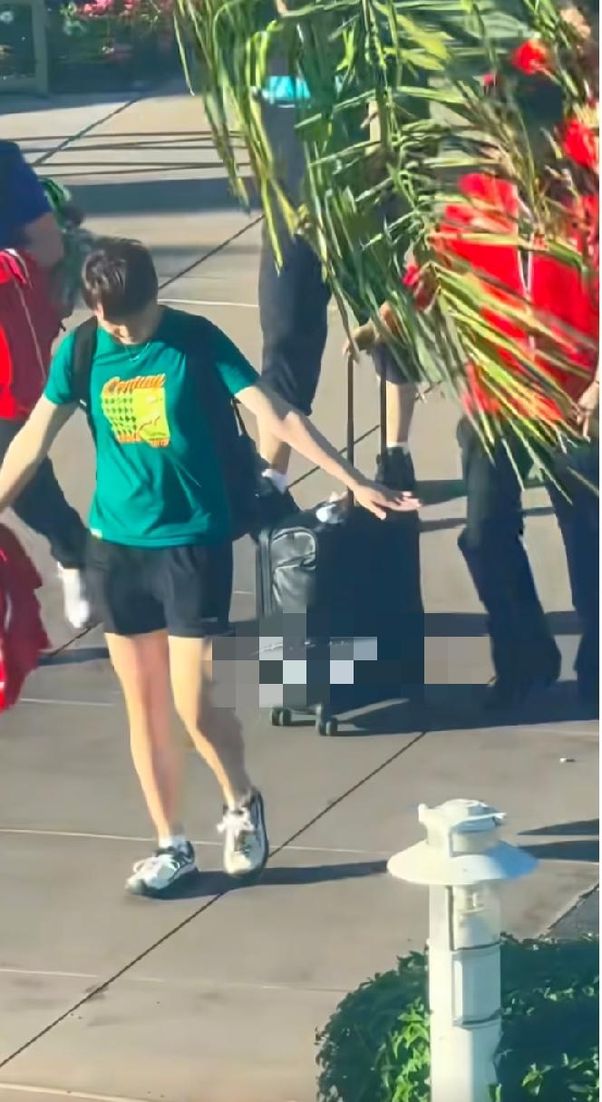 下训路透｜阳光下舒展的王曼昱
 
赴美备战WTT美国大满贯，刚结束训练在路上的曼