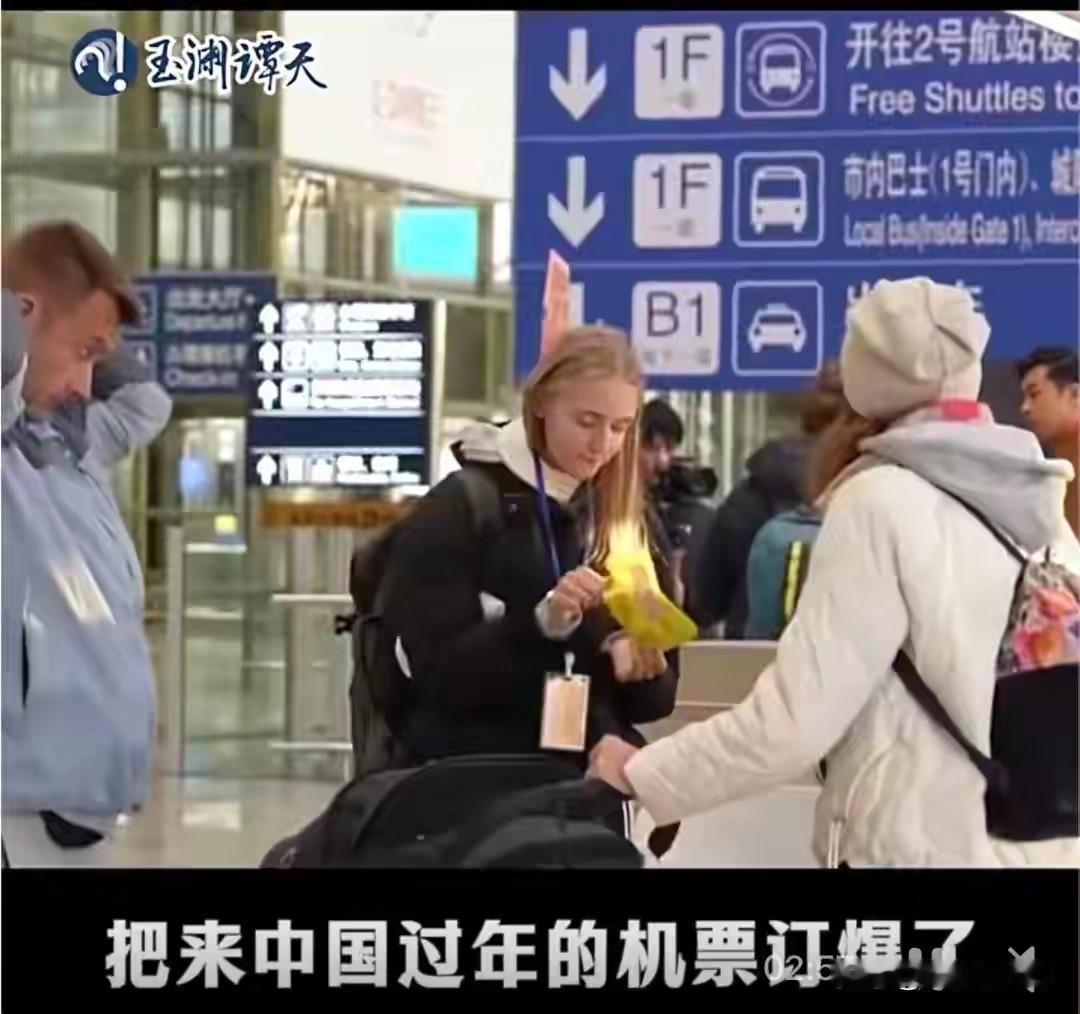 最近海外社交媒体可算彻底火出圈了！一群金发碧眼的老外激动地喊着“我要当熊猫人”，