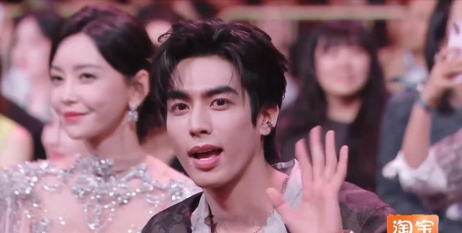 谢娜宋威龙互动谢娜cue宋威龙饭撒这就是传说中的“帅哥被点名后的乖巧营业”吗？宋