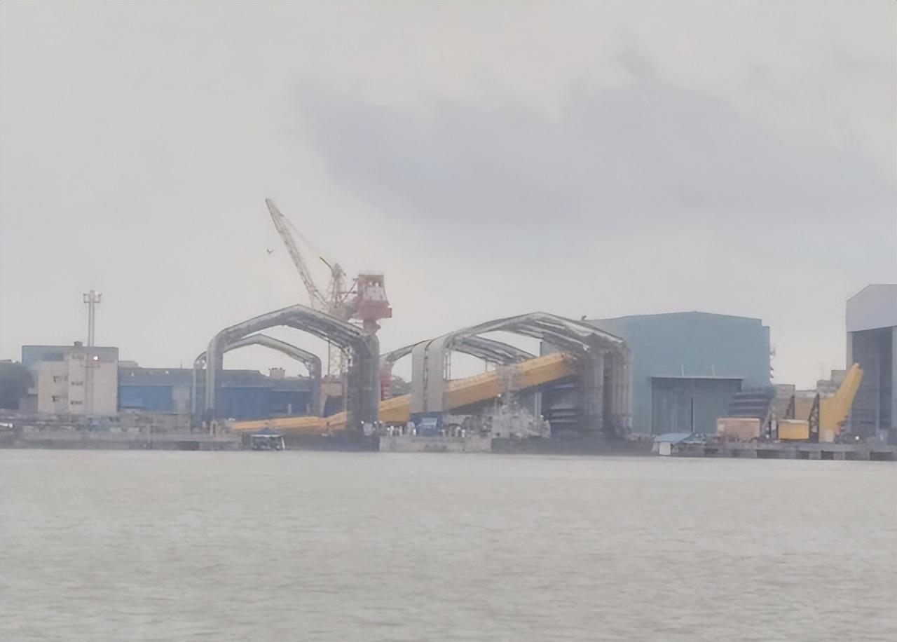 “人在家中坐，祸从天上来？”2018年4月，印度里奇造船厂250吨级龙门吊北风吹