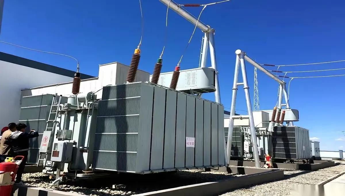 最魔幻的一件事发生了。
美国人一边咬牙切齿地给中国产的变压器加了104%的关税，