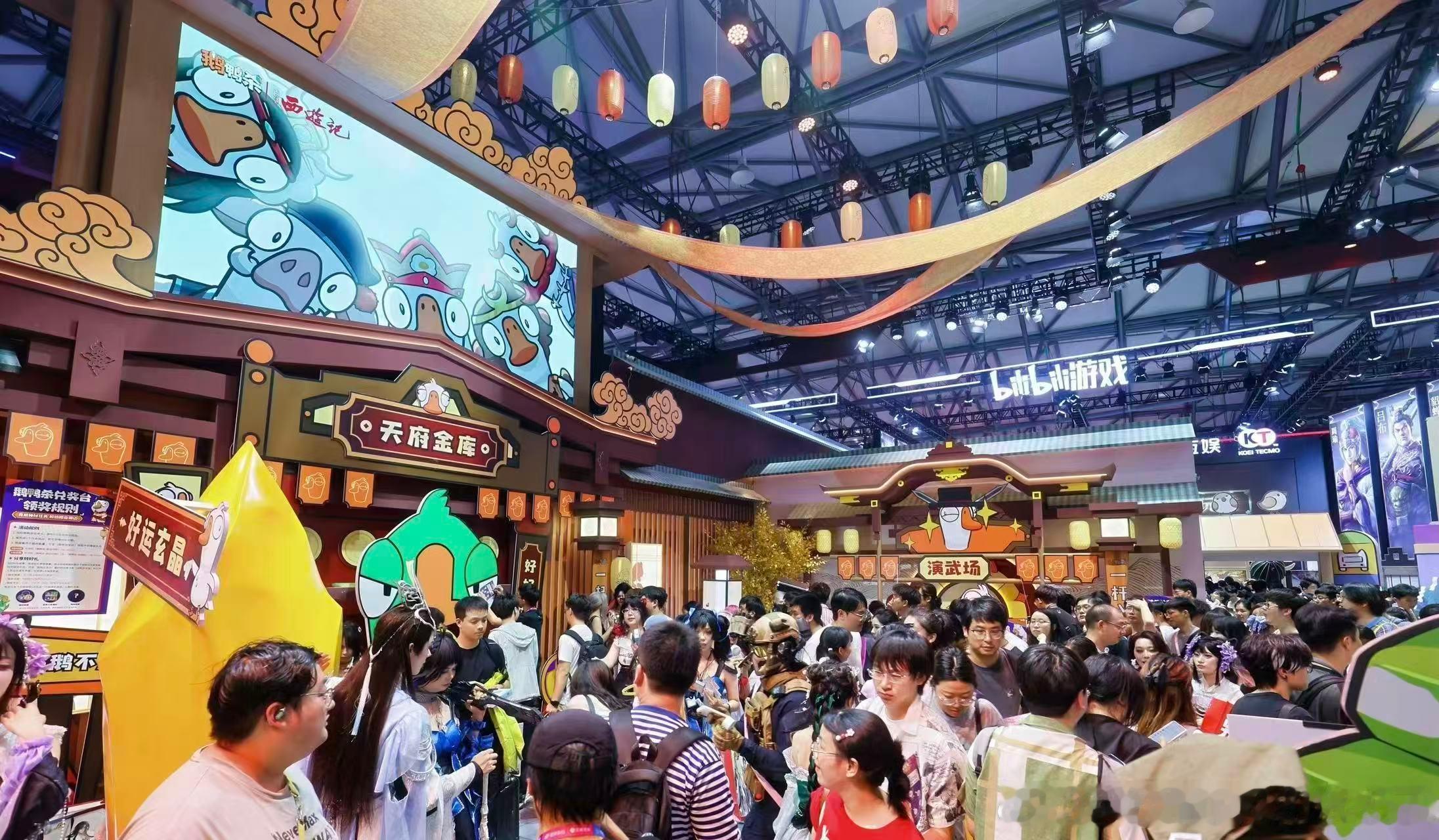 CJ基础鹅鸭杀就不基础线下沉浸式开启鹅鸭杀对局，一边逛展一边抓鸭子，玩得根本停不