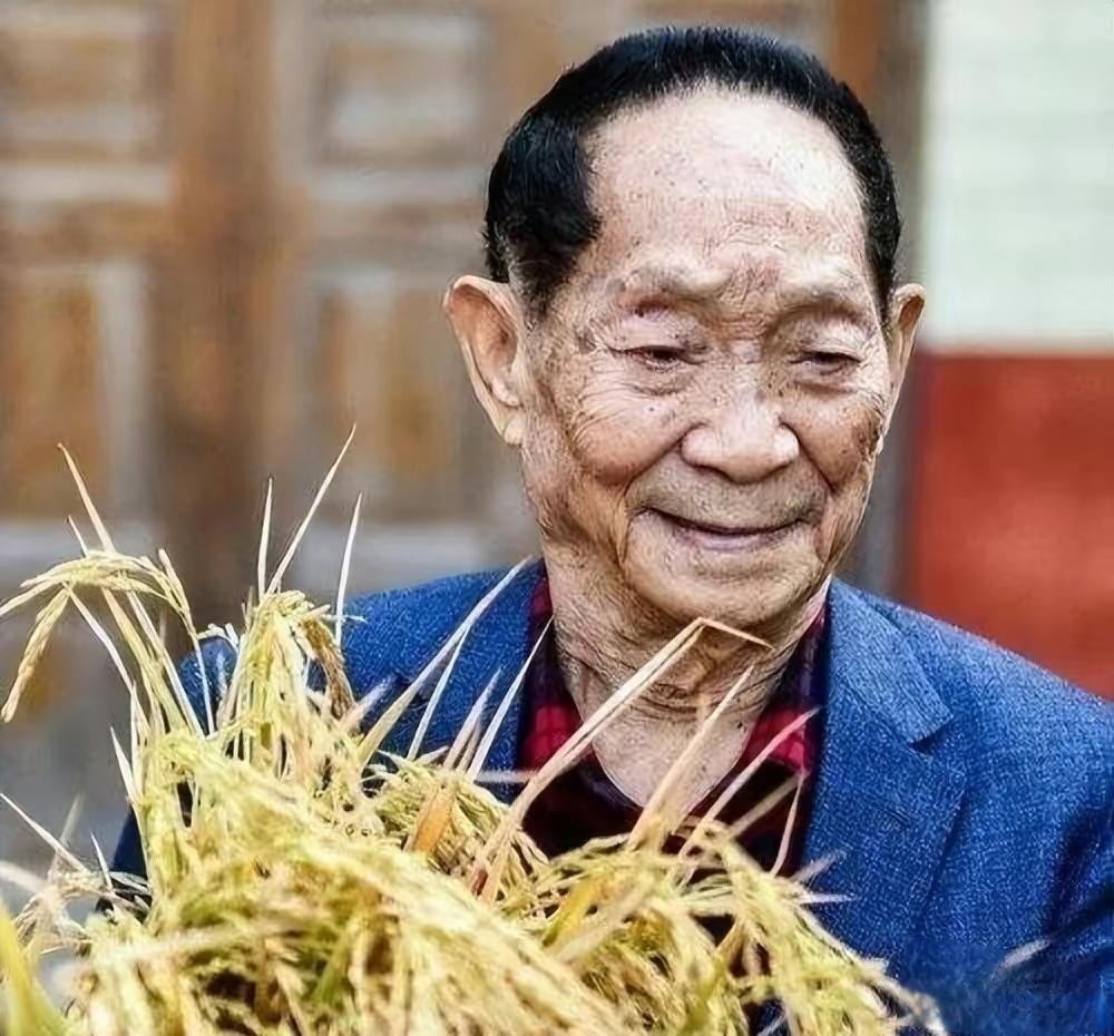 当年，袁隆平的两个孙女上幼儿园时，老师问她们:“你们的爷爷是干什么的？”孙女们说
