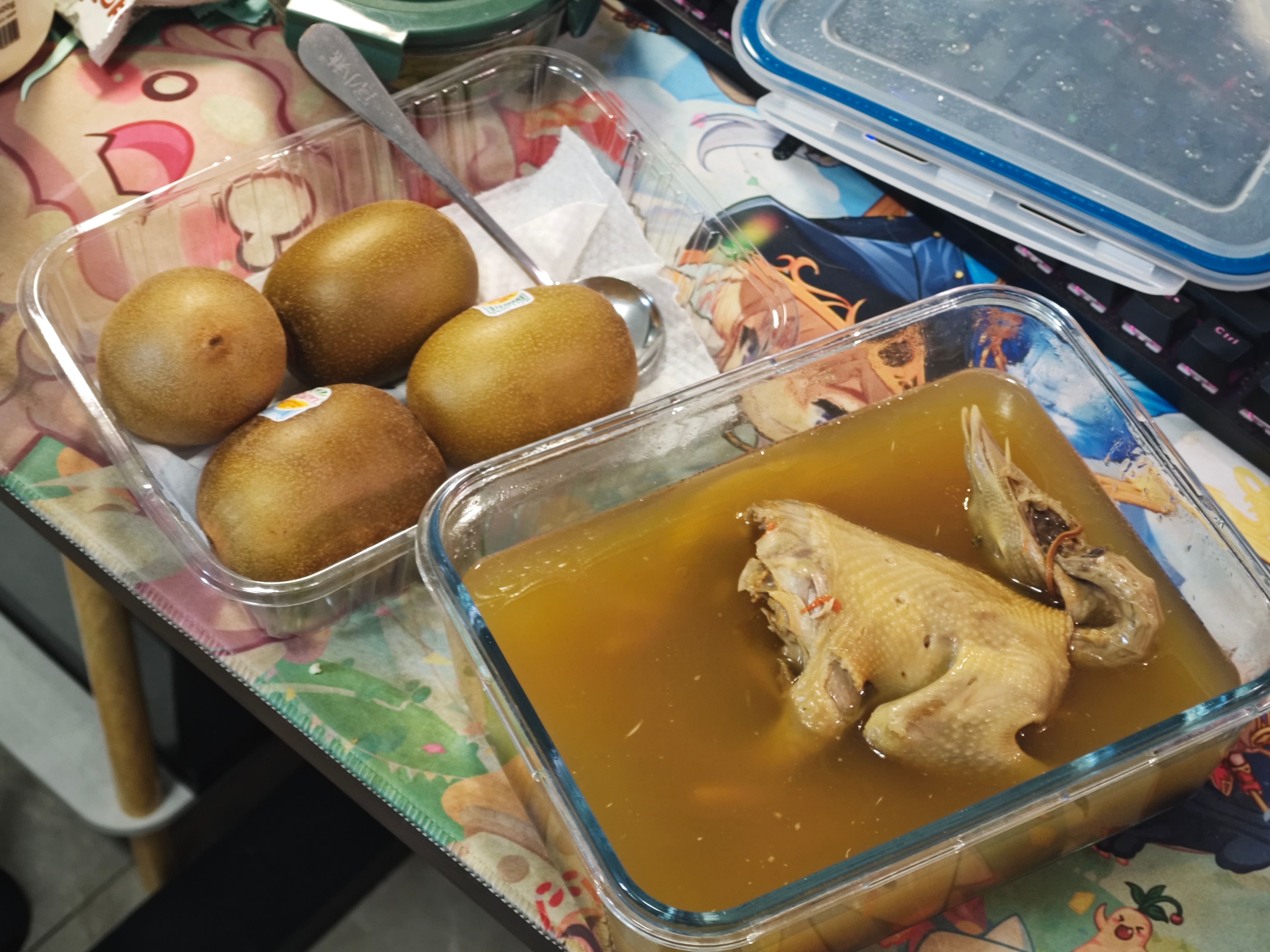 我妈煲的鸽子汤(づ′▽`)づ还给我带了奇异果第一次喝鸽子汤 