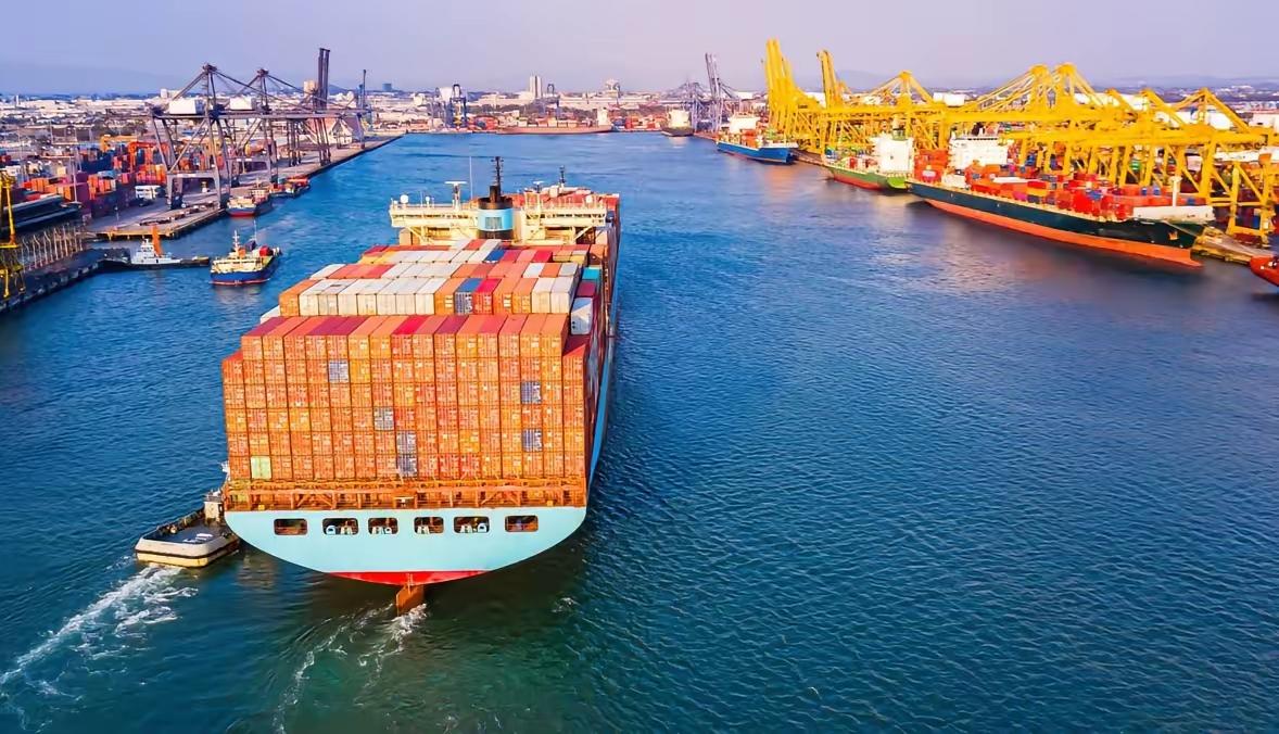 战火第七天，霍尔木兹没封死，却出现选择性通行。为何中国背景船能过？原本每日约24