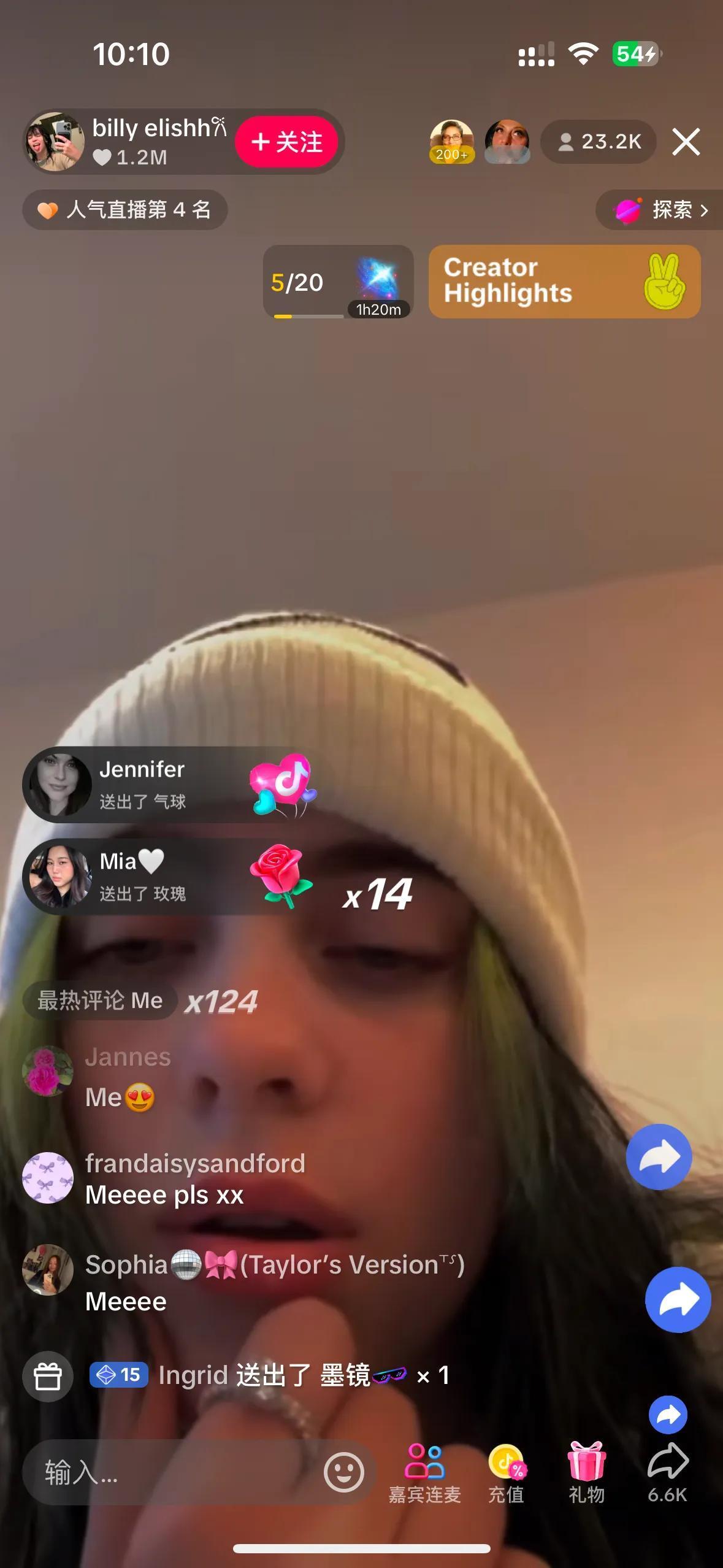 碧梨直播看了一会，才稳定在2w人数观看，直播跟粉丝连麦。 国内那些网红动不动就破