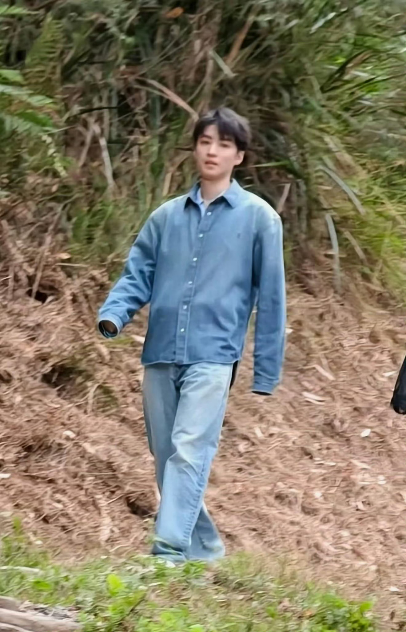 王俊凯爬山这是明星？你说是一个村里的杀马特我都信，看起来王俊凯过得挺滋润的。 