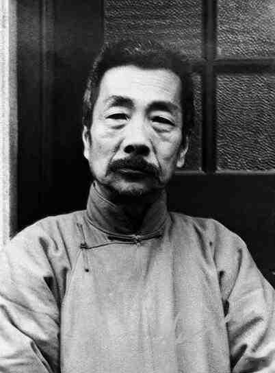 其实真发酒疯者，有几何哉，十之九是装出来的。但使人敢于装，或者也是酒的力量罢。然
