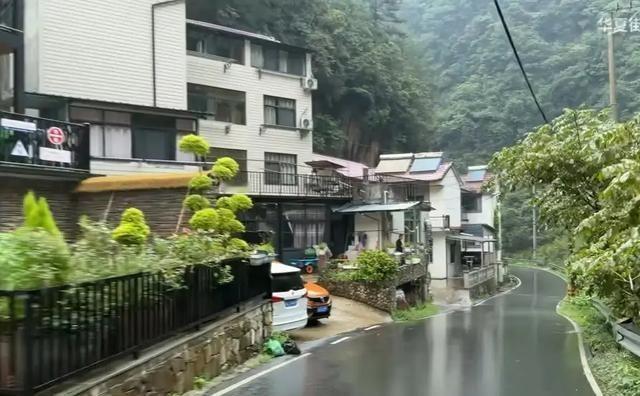 其实从数据看，中国已经成功跳出中等收入陷阱了。中国人均GDP在2025年就达到高