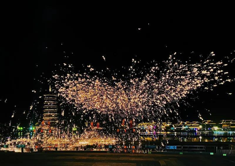 无题
身居红尘是非多，
谁人背后无人说。
看淡放下随它去，
笑对人生好山河。