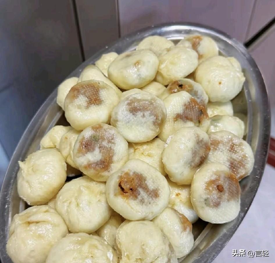 吃包子要不要炒菜，我跟老公拌嘴了
今天中午蒸了一锅酱肉包子，皮软馅足的，我觉得吃