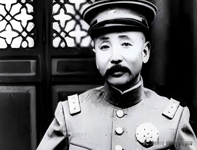 张作霖路过一个修鞋摊，见鞋匠干活慢，抬脚就踢了一下。鞋匠反手就给了他一巴掌，骂道