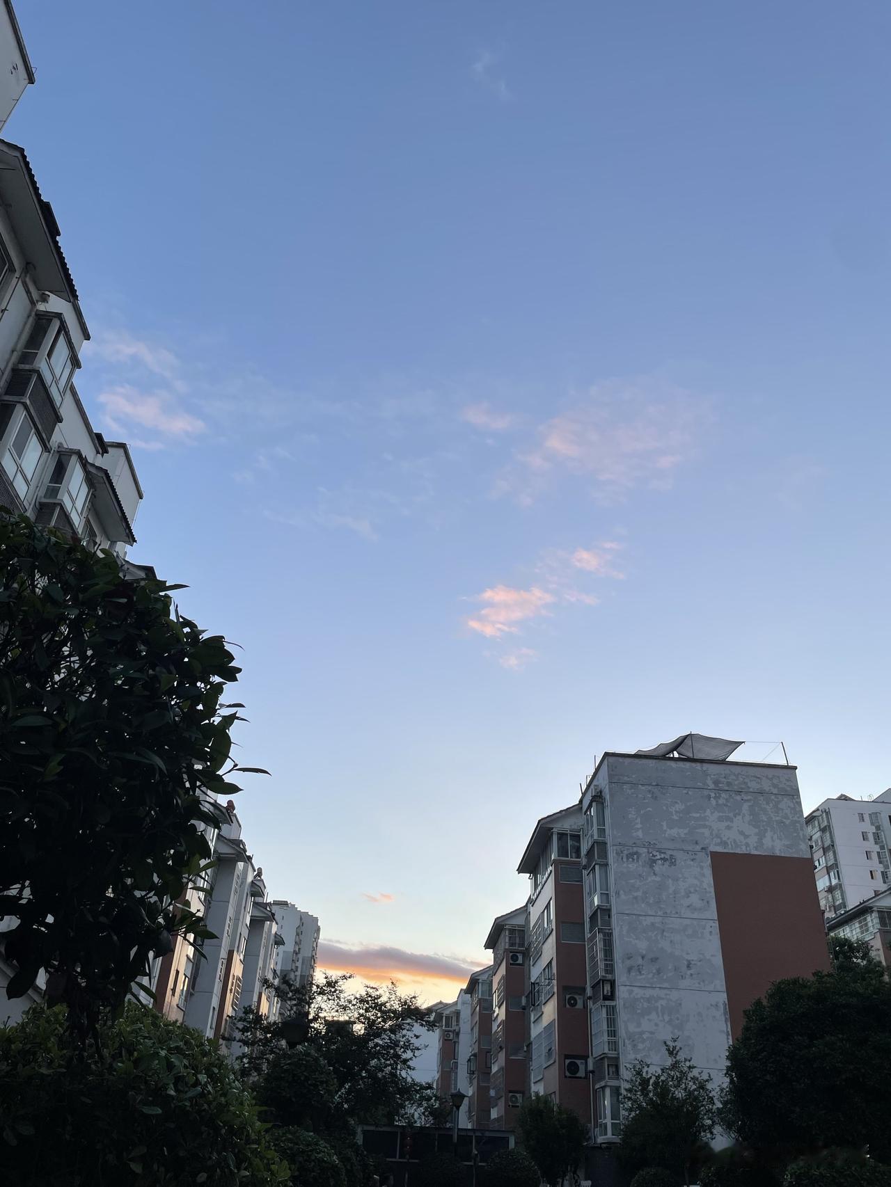 美美的晚霞，和蓝天交相辉映，漂亮的水墨画效果来了。