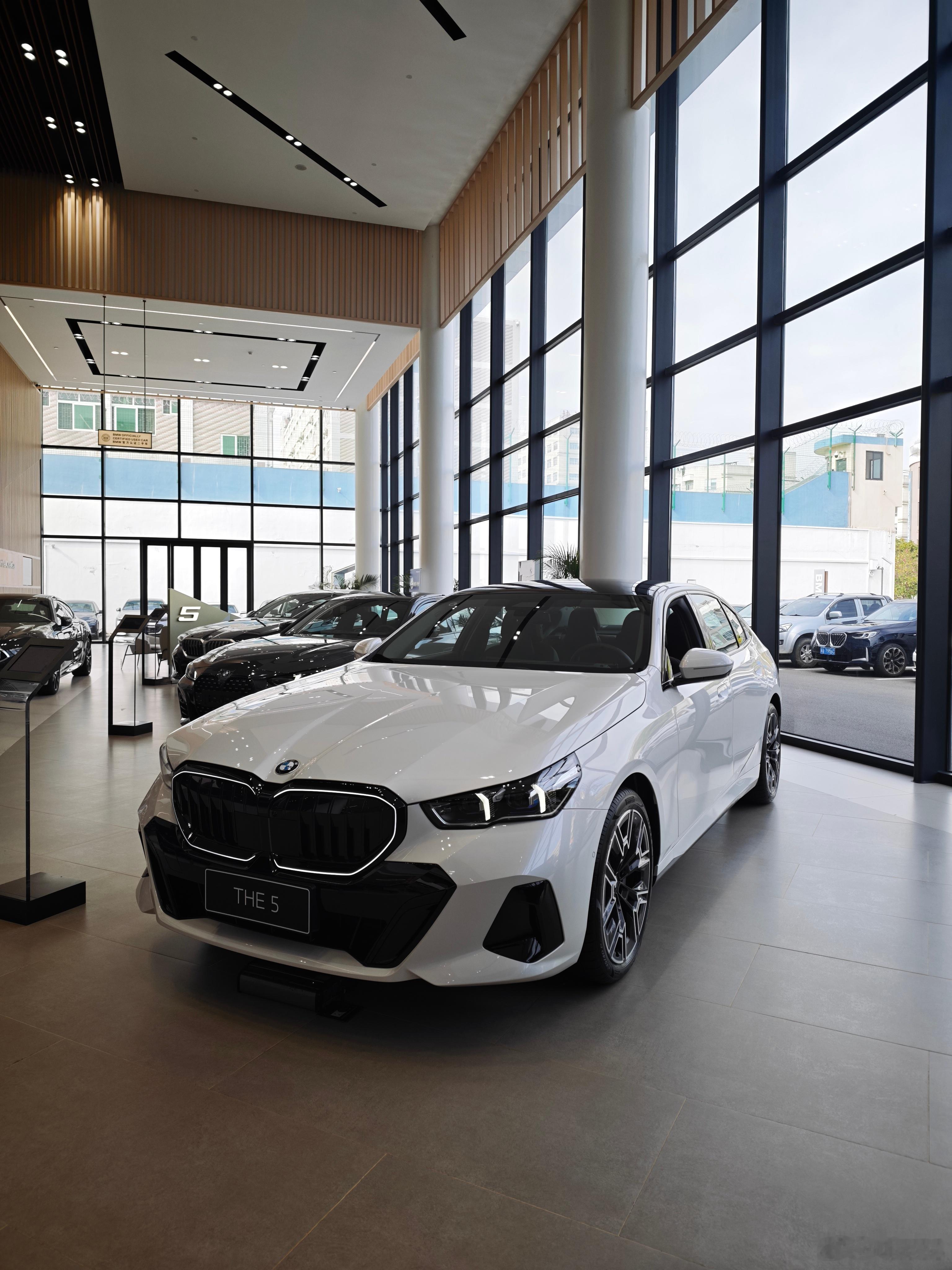 到本地目测规模最大（之一）的宝马经销商参观了新款5系。展车为顶配，雷击木装饰条等