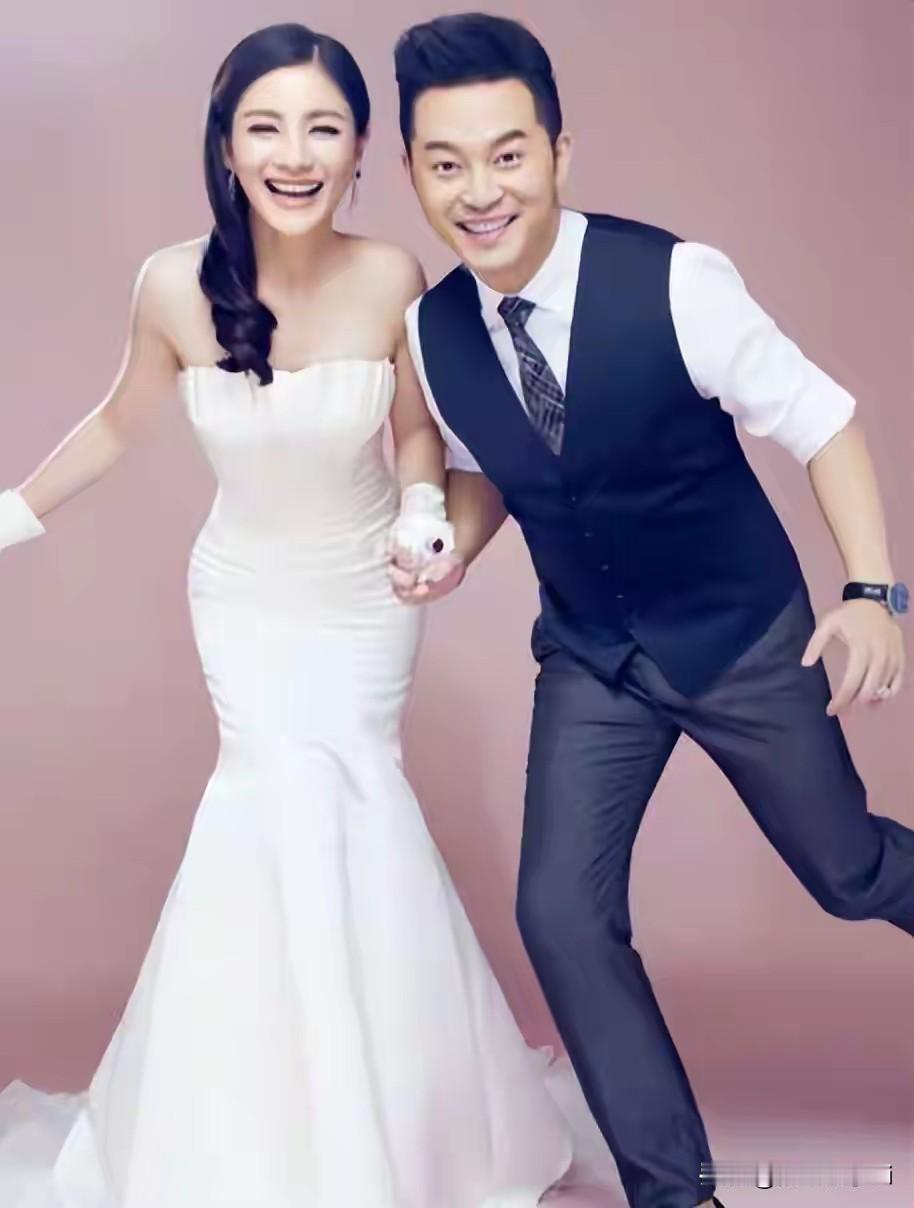 月亮姐姐说，当时胡可只要一来上学，我们都那个排着队悄悄的去看的。学校追他的人很多