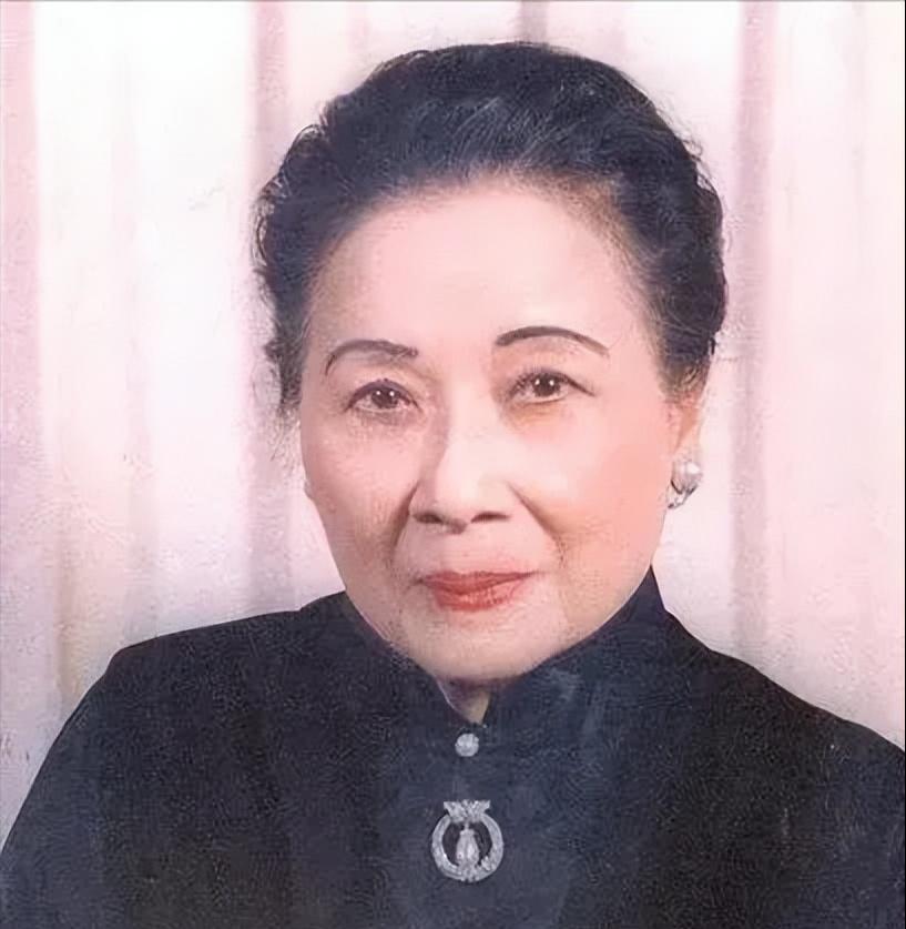 1996年，李登辉上台后撤掉蒋氏父子的陵墓守卫，并且让人大肆破坏蒋介石的雕像，宋