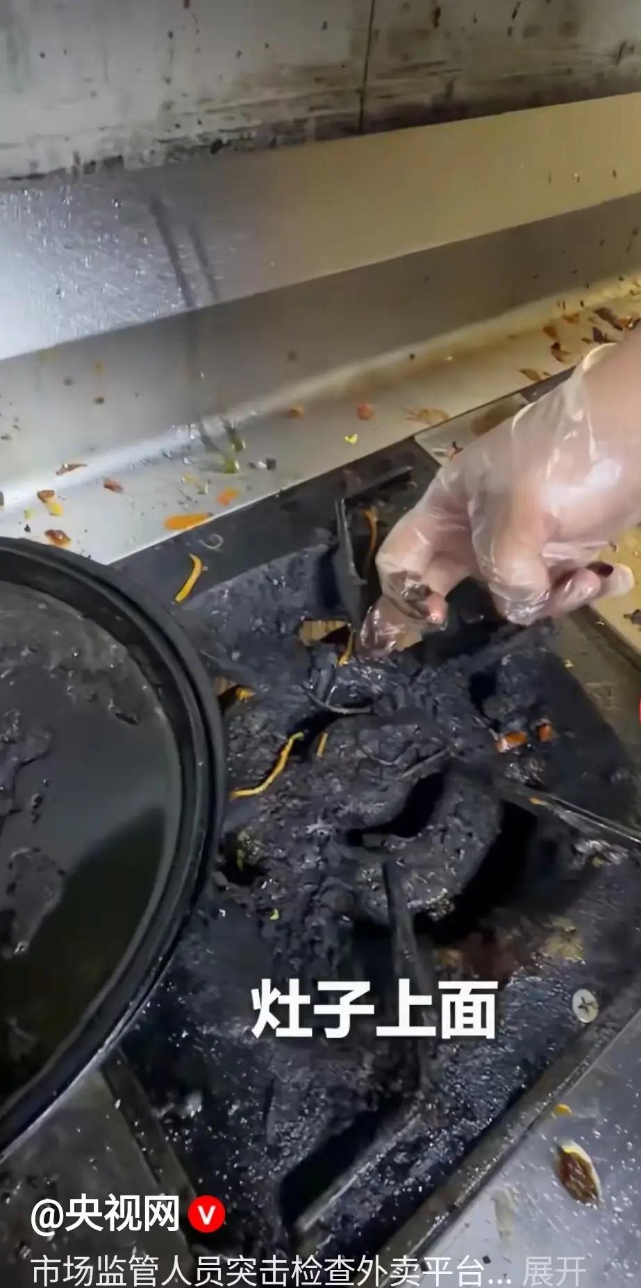 太恐怖了，某地市场监管部门突击检查线上高销量餐饮商户，没想到刚进后厨就被眼前的景
