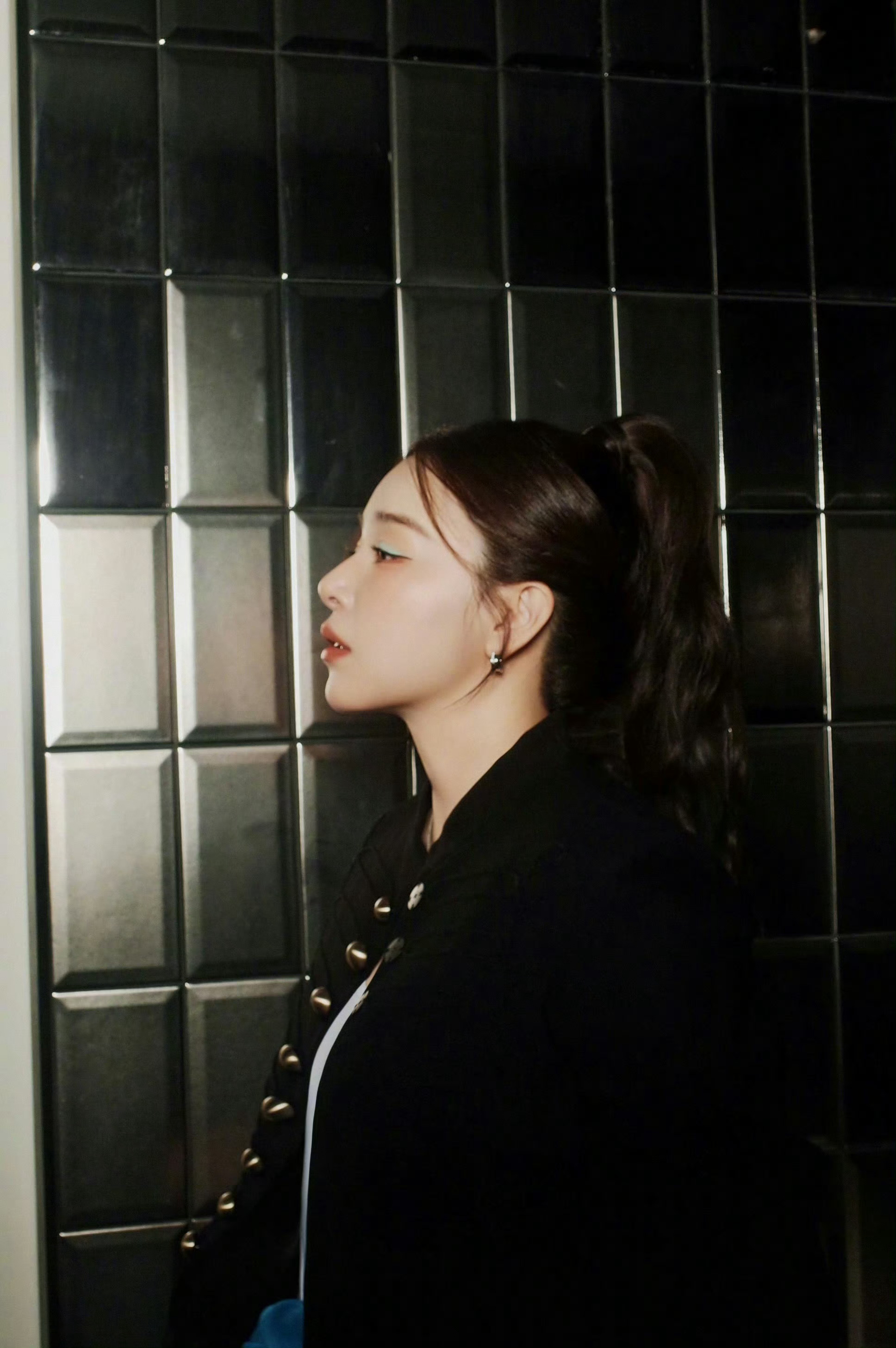 阚清子这组造型，薄荷绿眼妆才是灵魂杀！清冽的薄荷色扫在眼尾，瞬间打破了黑外套的沉