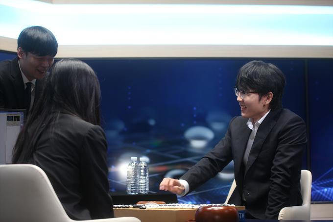 随着第三盘“遛狗”成功，申真谞笑了，毕竟那上亿的韩元揣进兜里，那亮眼的豪车显摆起