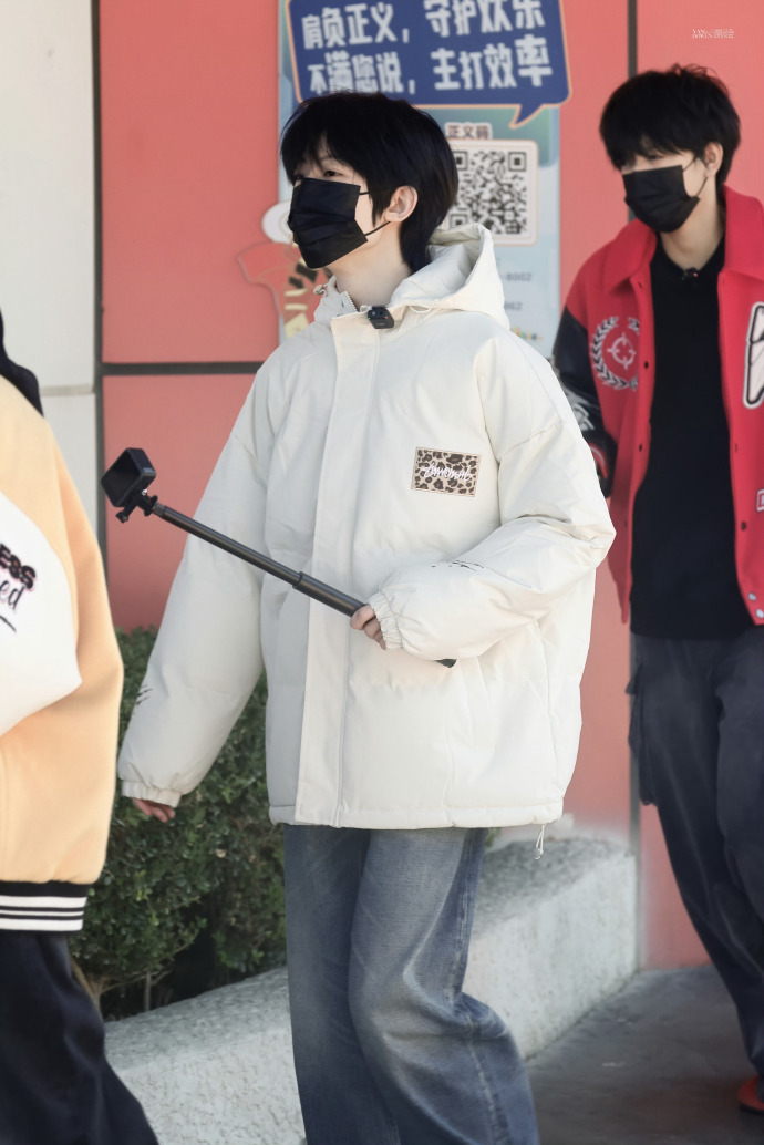 张函瑞欢乐谷路透🈶白色羽绒服 又乖又帅 萌化了张函瑞 ​​​