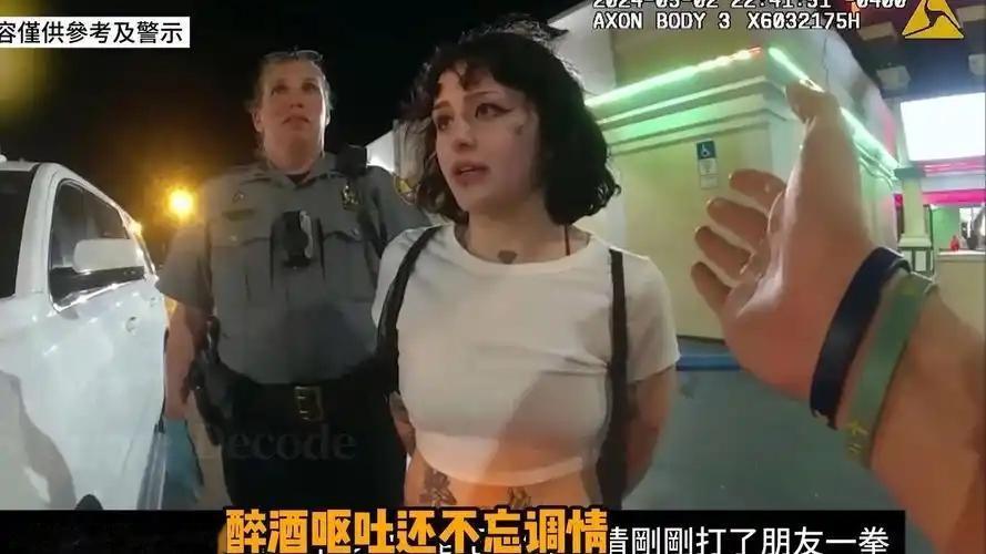 赫南多县一起加油站骚乱，最后闹到警车里，副警长被两次吐口水后，以手掌击打其面部。