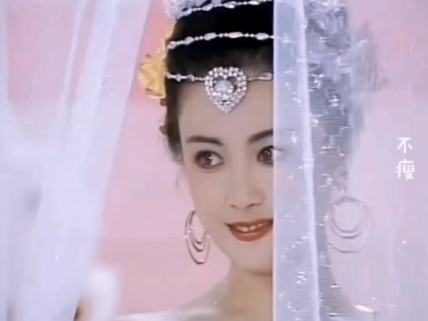 傅艺伟把妲己演活了，眼波流转，妩媚动人。美的不食人间烟火。一双大眼睛忽闪闪的。眼