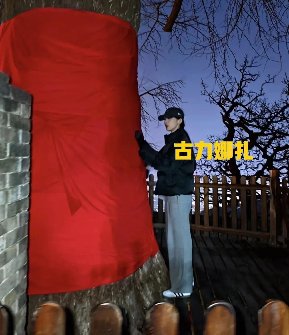 古力娜扎现身丹东大孤山祈福，她上个月就来过，这次没想到又去了！这边确实挺出名的，