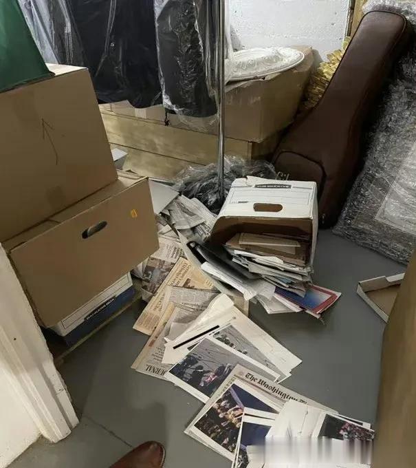 昨天，FBI搜查川普的家，
发现大量机密文件被随意摆放，
连文件柜都没有，
没有