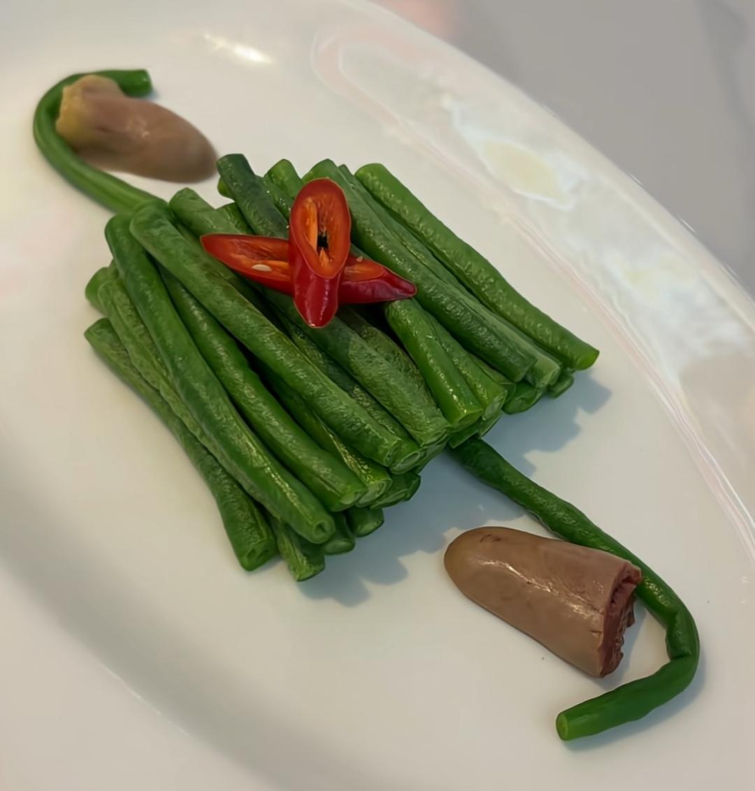 视觉盛宴！🌱这是一盘豆角和鸡心❤️组合，两边还带挂钩，你能说出这道菜的名字吗？