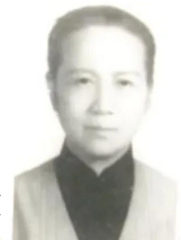 1951年，一位母亲带着儿子在澳门街头乞讨。此时，儿子已经奄奄一息，可是路人却很