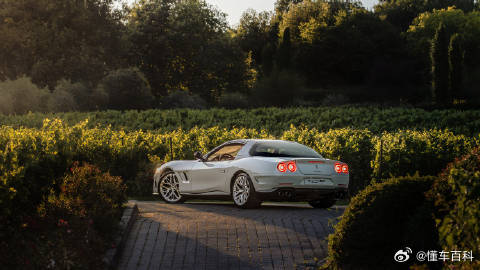Touring Superleggera Veloce12 Aperta基于 F
