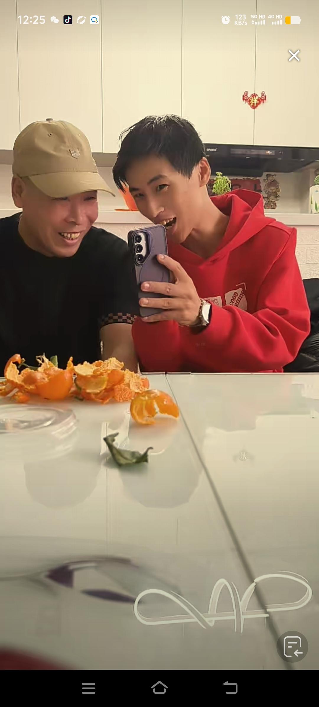 张云鹏爸爸把父爱化作桌面上的橘子[大笑]，他不停的给儿子剥橘子，往儿子嘴里送，儿