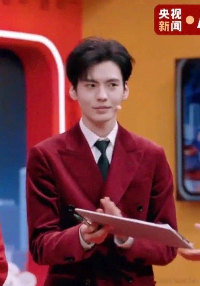 李昀锐和毕雯珺同框，谁赢了？ 