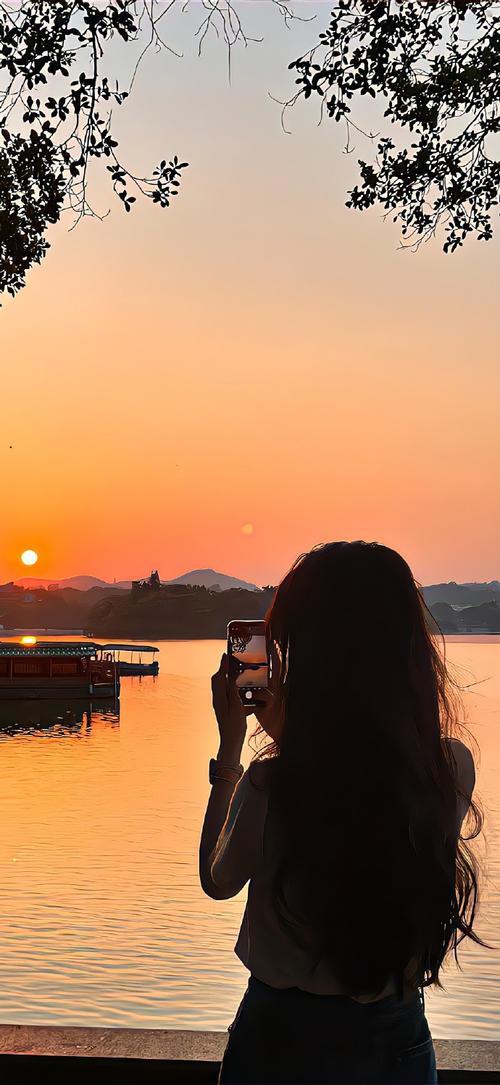 姐妹们，有没有那么一瞬间，你对着镜子里的自己，突然陷入深深的“颜值焦虑”？
看着