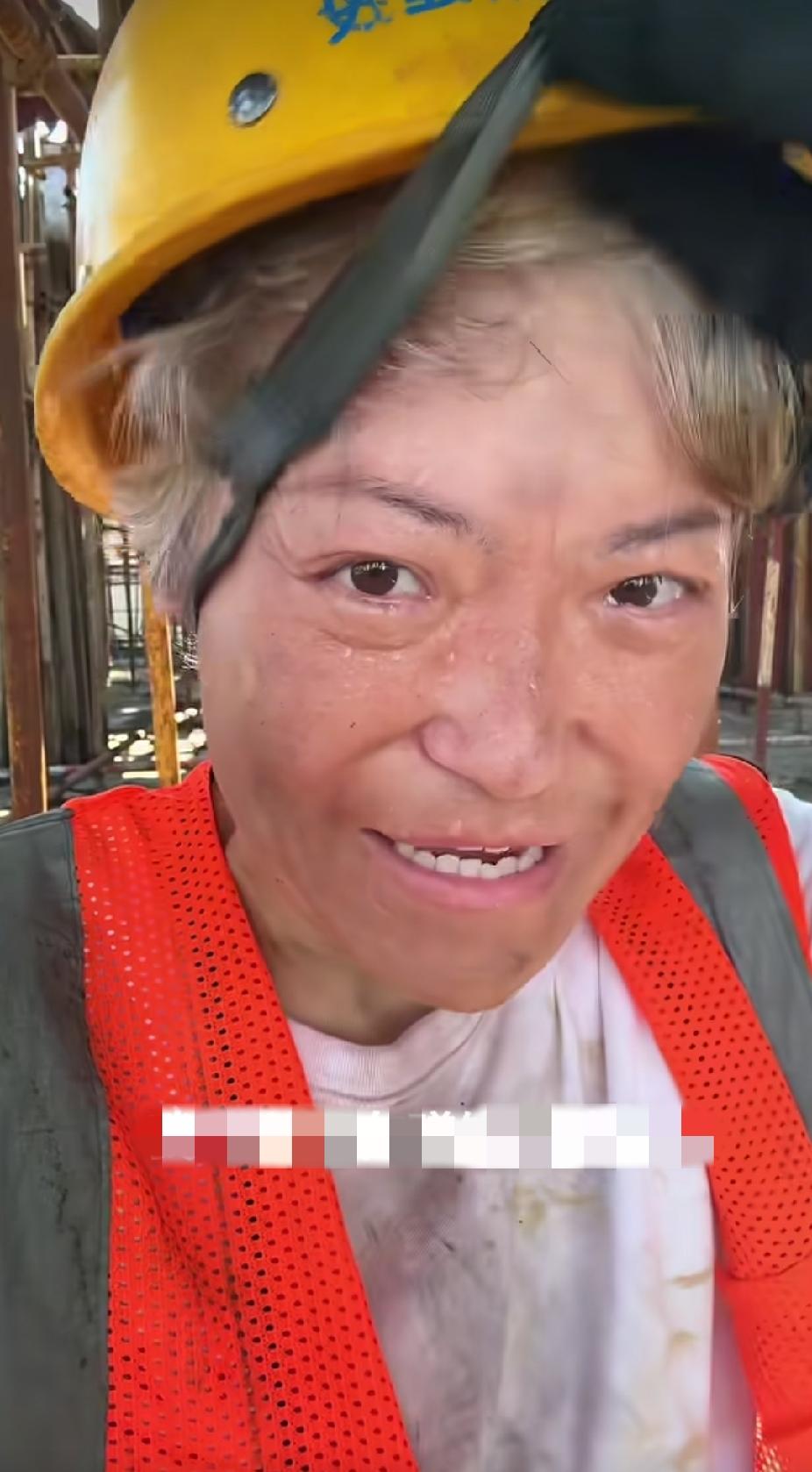 工地干活的农民工大姐，从头上取下安全帽，说出自己的真实年龄时，让人直呼心疼了，大