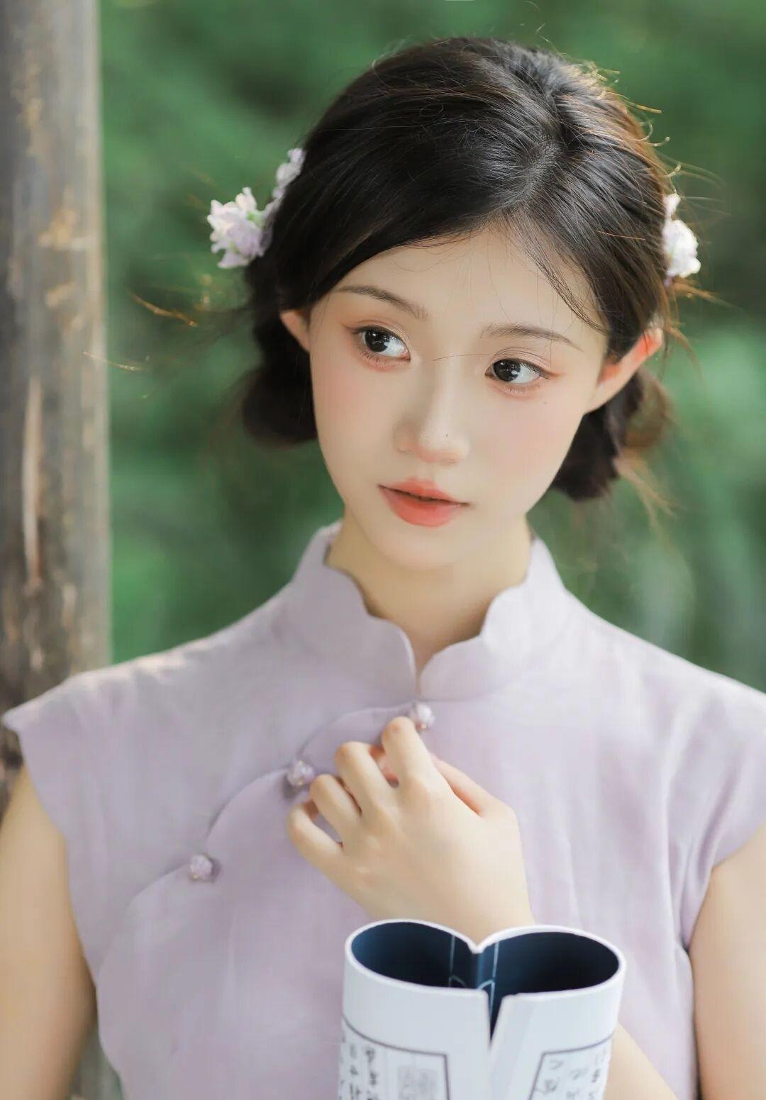 淡紫旗袍入木亭，手捧书卷拍出园林温婉感