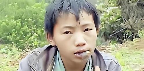 他的父亲意外去世，母亲抛弃他带着弟弟离开，为了生存，他挖野菜、采野果。在14岁那