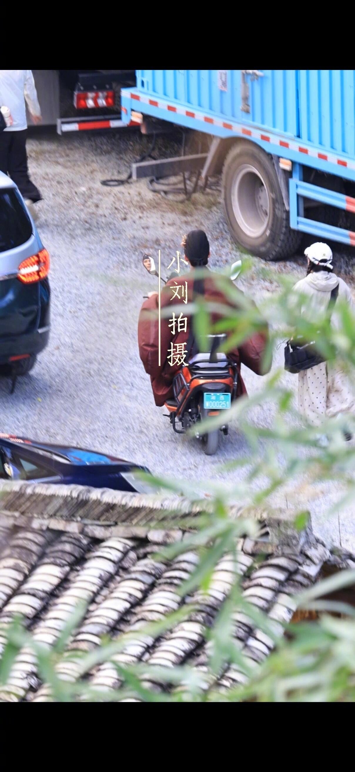 王安宇弥补了人们没见过古人骑电驴的遗憾 王安宇穿古装骑电动车