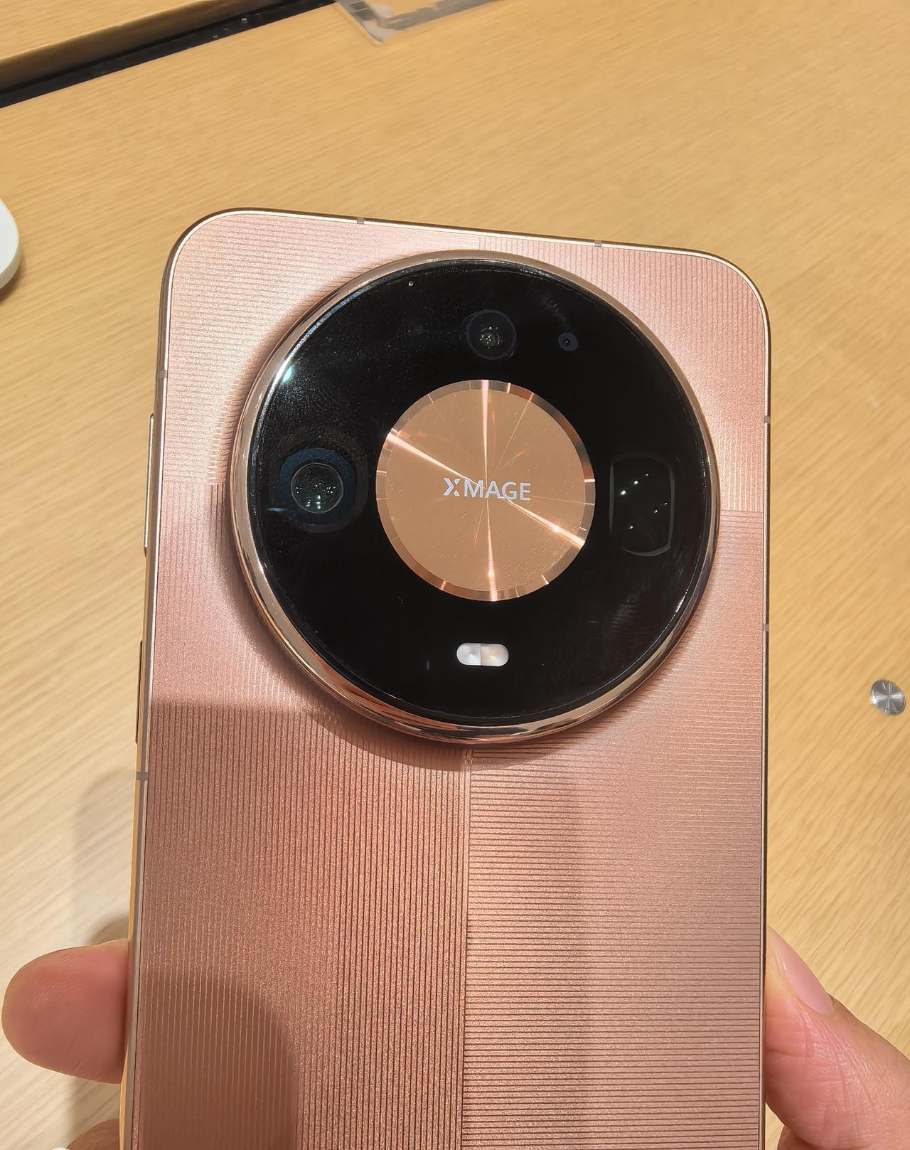 很多人聊Mate90 Pro Max影像，眼睛就盯着2亿长焦那点纸面参数。说实在