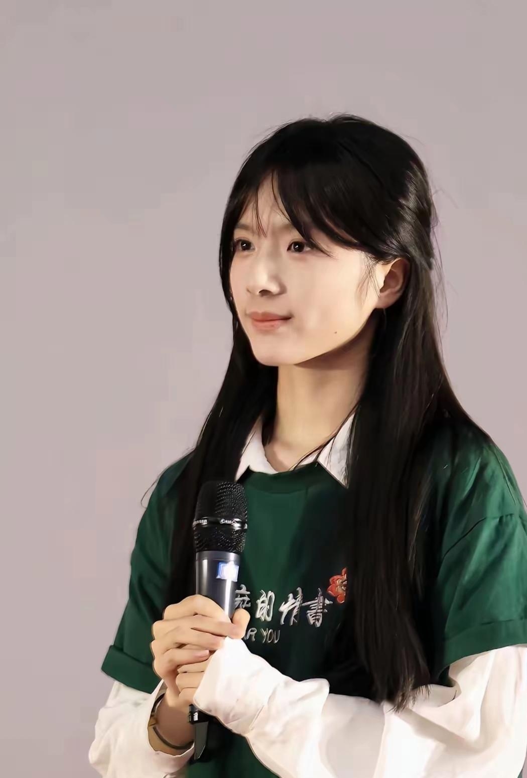 感觉李思潼长得有点像年轻时候的章子怡。