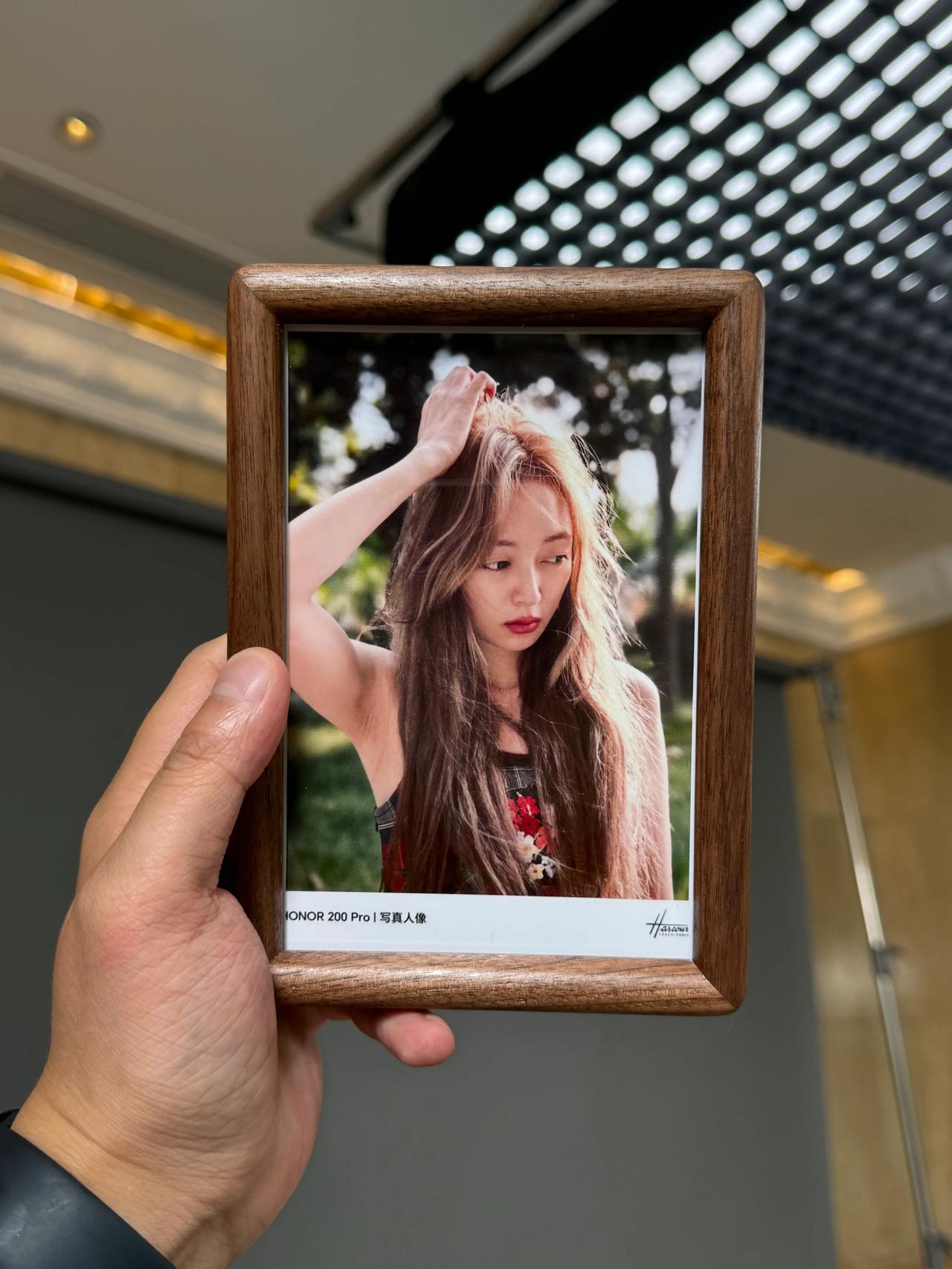 荣耀这次和雅顾合作的写真人像，真的有东西。两万一张的人像写真，是风格化很明显，越