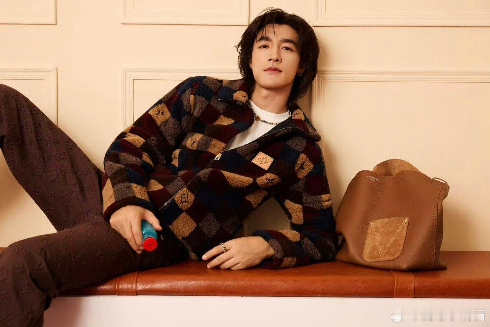 此沙好像一块焦糖华夫饼 氛围感绝了！此沙的褐色穿搭与周遭环境相融，暖调色彩像焦糖