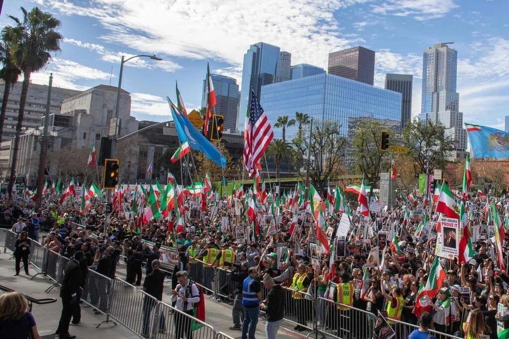 穆罕默德王储和佩泽希齐扬27日就地区局势及伊朗核问题交换意见。佩泽希齐扬介绍伊朗