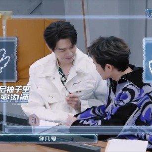 #魏大勋王勉沟通偷感十足#看看别人正在看看你们，我都没眼看 ​​​